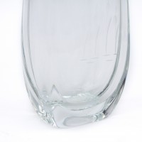 Szklany wazon z grawerowanym żurawiem.
